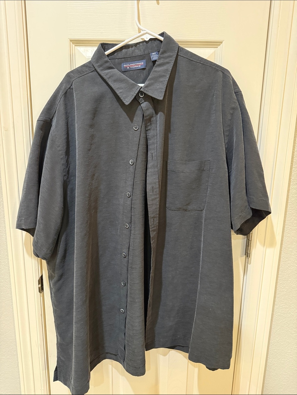 Roundtree & Yorke Men's Short-Sleeve Button-Down Shirt in Charcoal Gray